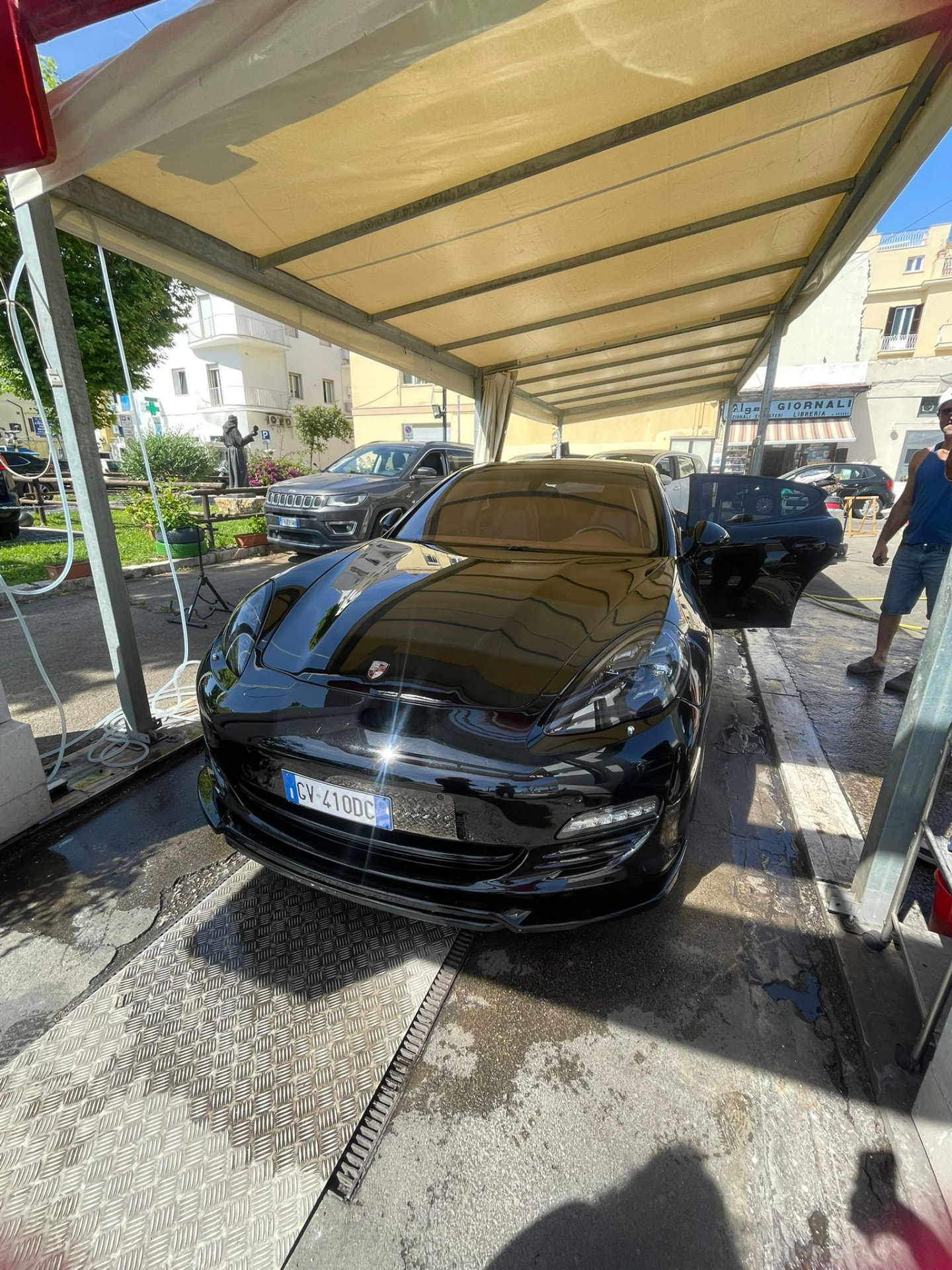 Auto lavata a mano nella postazione di Roby Car Wash a Gaeta